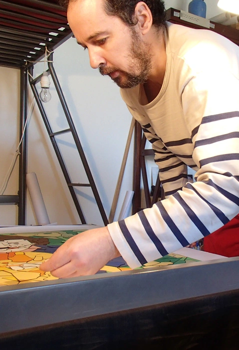 basto-atelier l'artiste basto au travail sur un peintographe dans son atelier